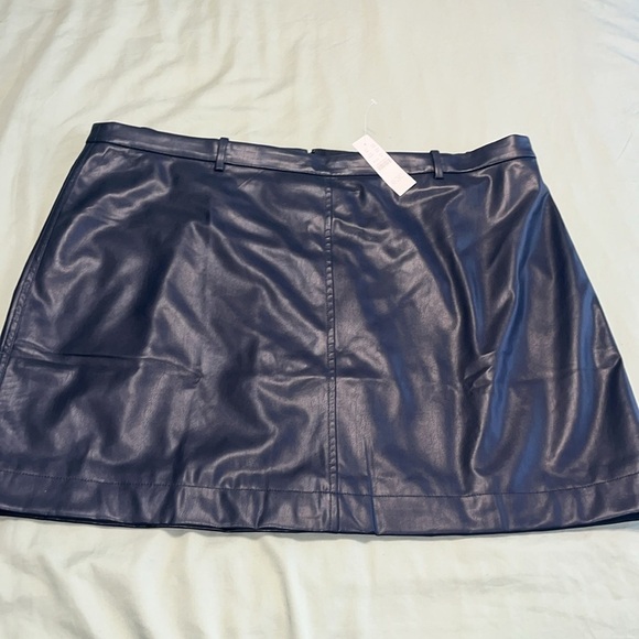 NWT J Crew Faux Leather Trouser Mini Skirt in Navy 20 - Picture 2 of 3